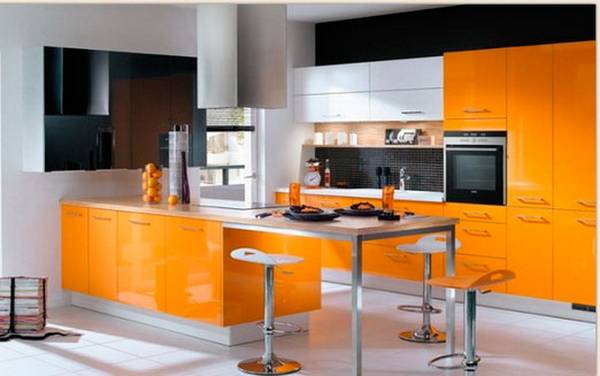 Кухня в оранжевых оттенках с фото