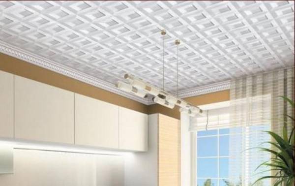 Как красиво оформить потолок пенопластовой плиткой? - фото