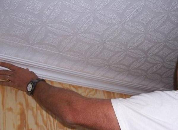 Неровный потолок - как поклеить потолочную плитку? - фото