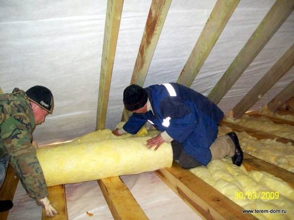 Как правильно утеплить потолок в доме, чем лучше повысить теплоизоляцию - фото
