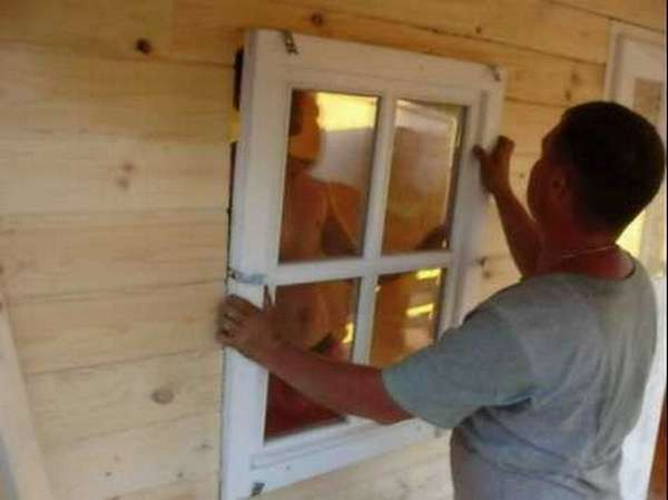 Монтаж пластиковых окон в деревянном доме - фото