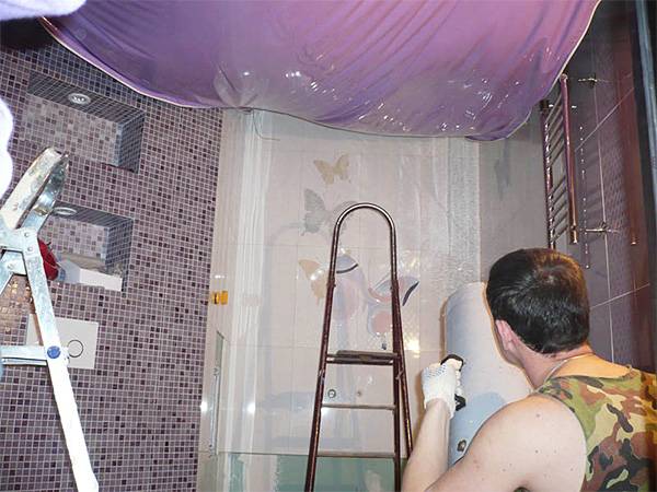 Какие виды натяжного потолка могут быть смонтированы в ванной комнате? - фото