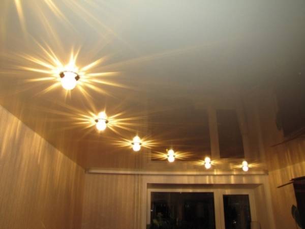 Комната с натяжным потолком - варианты освещения - фото