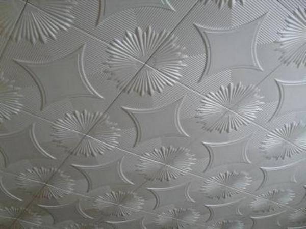 Как заделать щели между пенопластовыми плитками на потолке? - фото
