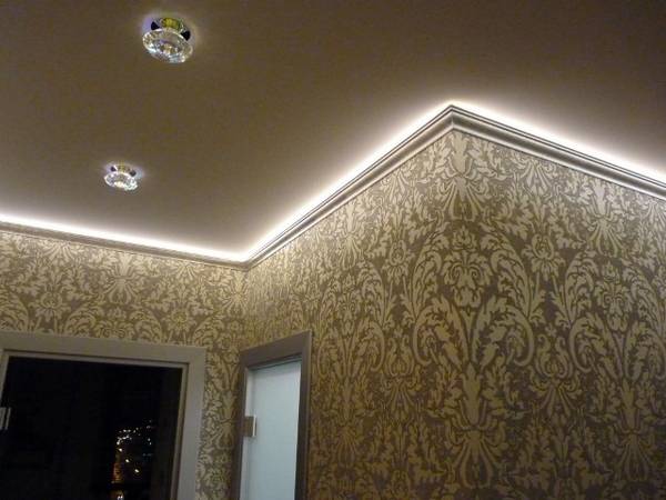 Особенности и выбор плинтуса для подсветки потолка с фото