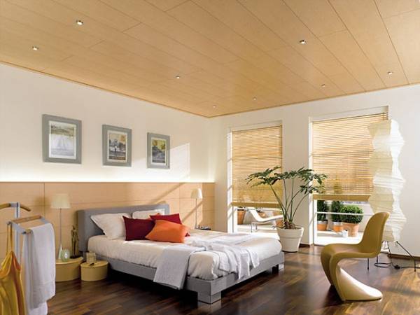 Потолок в спальне из ПВХ панелей - фото
