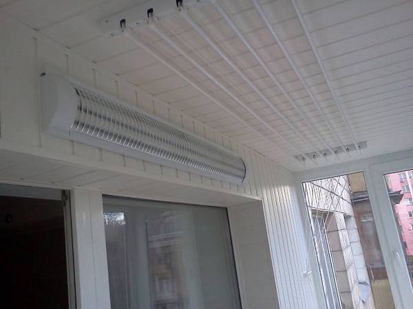 Преимущества и особенности использования потолков из реек на балконе - фото
