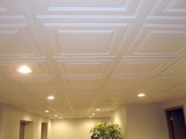 Преимущества и недостатки потолоков из пенопласта в коридоре с фото