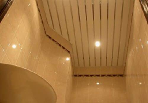Преимущества и способы монтажа реечных потолков в ванной комнате: эффектная ... - фото