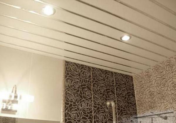 Особенности и порядок монтажа реечного и панельного потолка в санузлах с фото