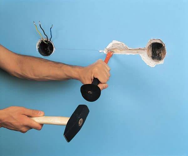 Выбор инструмента и инструкции по штроблению стен под проводку и розетки - фото