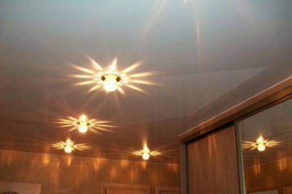 Как правильно выбрать светильники в коридор под натяжные потолки? с фото