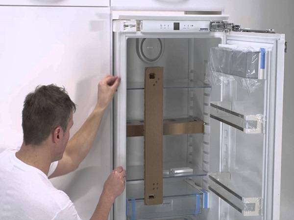 Правила установки встраиваемого холодильника на кухне - фото