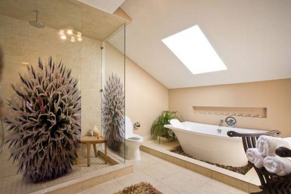 Варианты оформления ванной со скошенным потолком - фото